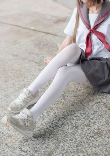 被迫成为女同学的脚奴袜奴