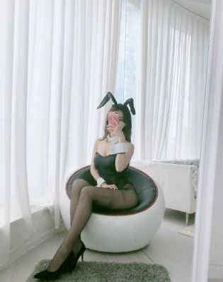 年轻的女教师在线